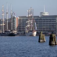 Zwei Großsegler in Warteposition vor dem Anlegen im Großen Hafen direkt vor dem Helgolandhaus.