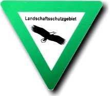 Dreieckiges Schild "Landschaftsschutzgebiet": Grüner Rahmen mit skizziertem Adler