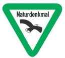 Dreieckiges Schild "Naturdenkmal": Grüner Rahmen mit skizziertem Adler