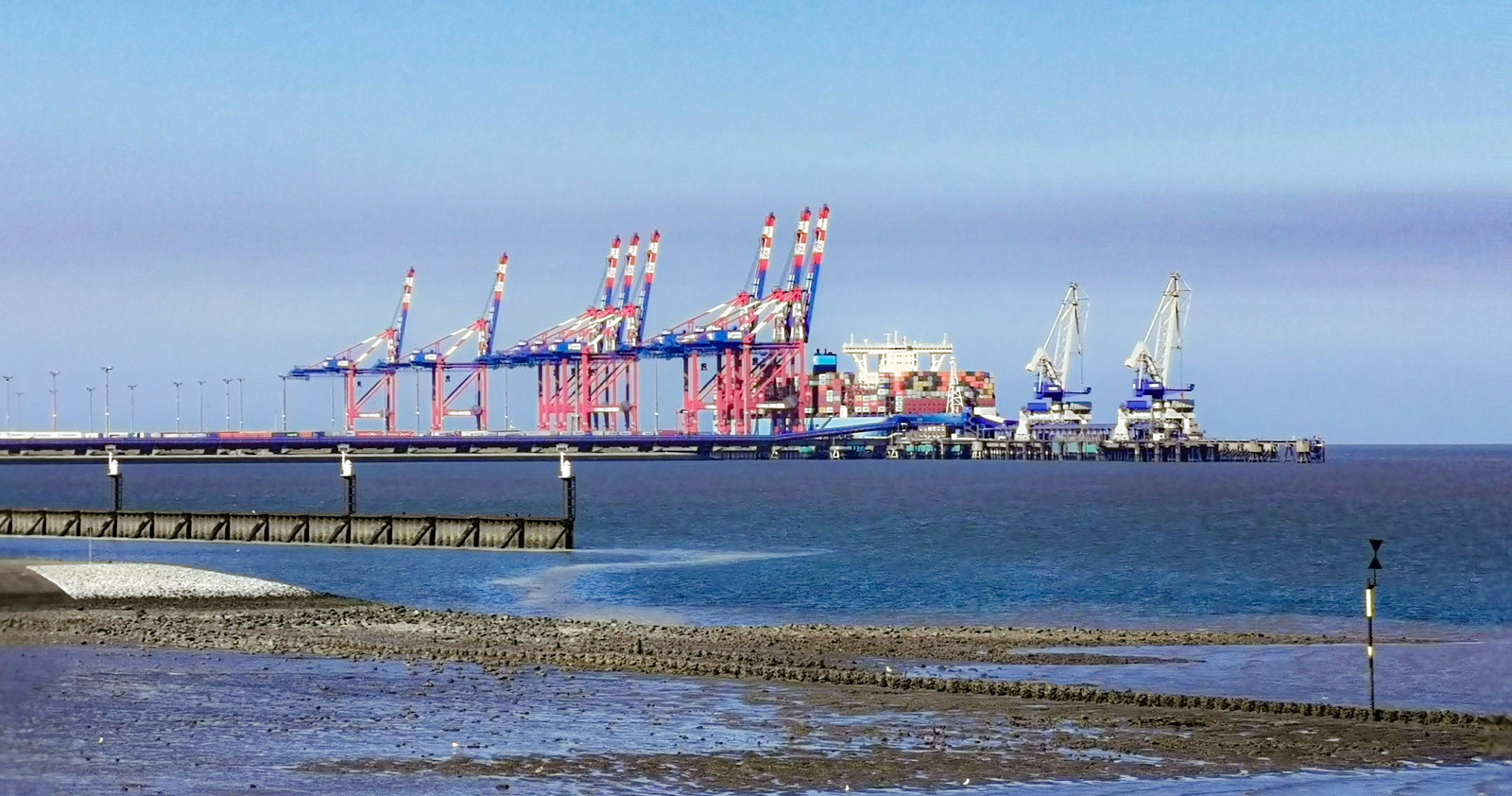 Blick vom Rüstringer Berg zum Container Terminal Wilhelmshaven