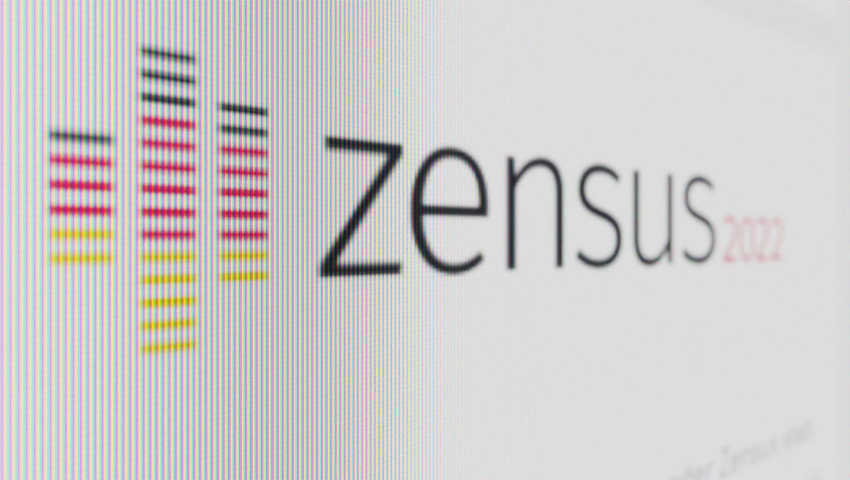 Zensus-Logo: Text "Zensus 2022", links daneben 3 verschieden hohe Balken in den Farben Schwarz, Rot und Gelb.