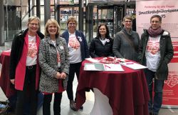  Landfrauen und Gleichstellungsbeauftragte aus Friesland und Wilhelmshaven vor einem Infostand in der Nordseepassage. Thema ist eine e-Petition zur Anhebung der Altersgrenze für das Mammographie-Screening-Programm. 