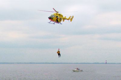 Rettungshubschrauber Christoph 26 bei einer Übung am Fliegerdeich