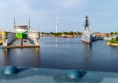 Blick von der KW-Brücke nach Osten. Rechts das Marinemuseum mit der Mölders und anderen Museumsschiffen, links am Südwestkai ein Schwimmdock mit Schiff.
