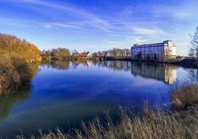 Blick über das Wendebecken der ehemaligen 2. Einfahrt, das heute den Charakter eines Sees hat. Rechts eines der beiden Minenlagerhäuser.