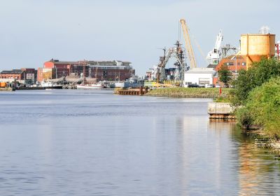Blick über den Ausrüstungshafen. Im Hintergrund erkennbar die Bebauung des Südstrandes mit Marinemuseum und Wattenmeerhaus.