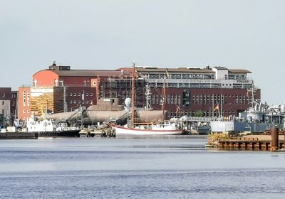 Blick über den Ausrüstungshafen. Im Hintergrund erkennbar die Bebauung des Südstrandes mit Marinemuseum und Wattenmeerhaus.