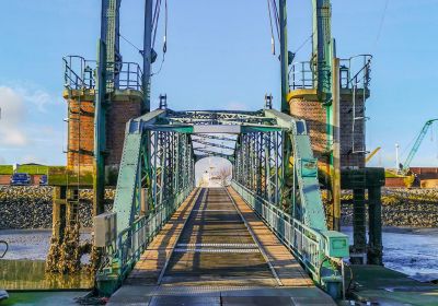 Blick vom Schwimmponton durch den Bogen der Nassaubrücke in Richtung Land.