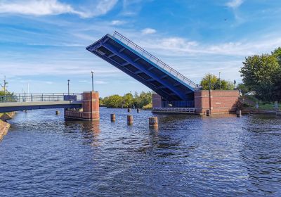 Rüstringer Brücke aus westlicher Richtung mit weit hochgeklappter Fahrbahn.