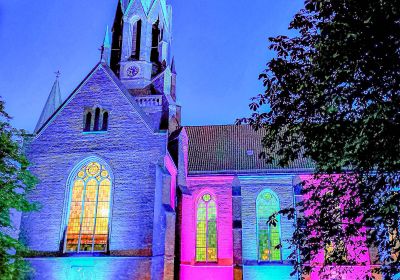 Bunt angestrahlte Christus- und Garnisonkirche zum Lichterfest