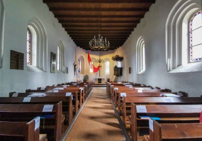 Blick entlang des Mittelganges in Richtung Altar.