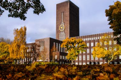 Rathaus Wilhelmshaven Südseite des Rathauses Wilhelmshaven vor Herbstlaub.