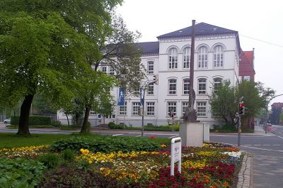 Historisches weißes Gebäude an der Ecke Virchowstraße / Ebertstraße.