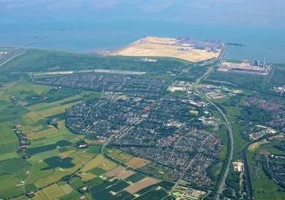 Luftbildaufnahme aus großer Höhe entlang der Autobahn 29, die direkt in den Container Terminal im Bildhintergrund führt.