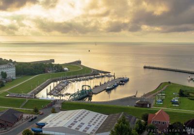 Die Einbuchtung des Nassauhafens in der goldenen Morgendämmerung, aufgenommen vom Turm auf der Schleuseninsel.