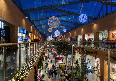 Innenaufnahme der Nordseepassage bei Dämmerung und mit Weihnachtsbeleuchtung