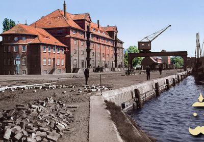 Gegenüberstellung eines aktuellen Fotos des städtischen Lagerhauses am Handelshafen mit einer historischen Aufnahme.