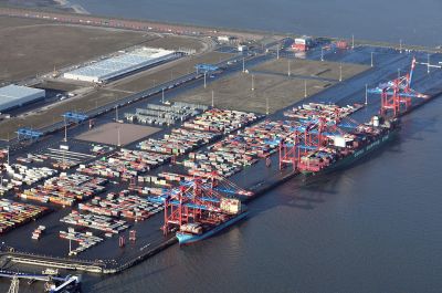 Luftbildaufnahme des Containerterminals. 2 Containerschiffe liegen zur Abfertigung unterhalb der Brücken.