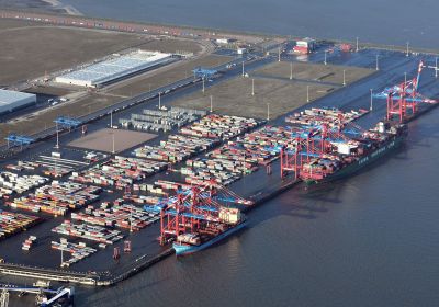 Luftbildaufnahme des Containerterminals. 2 Containerschiffe liegen zur Abfertigung unterhalb der Brücken.